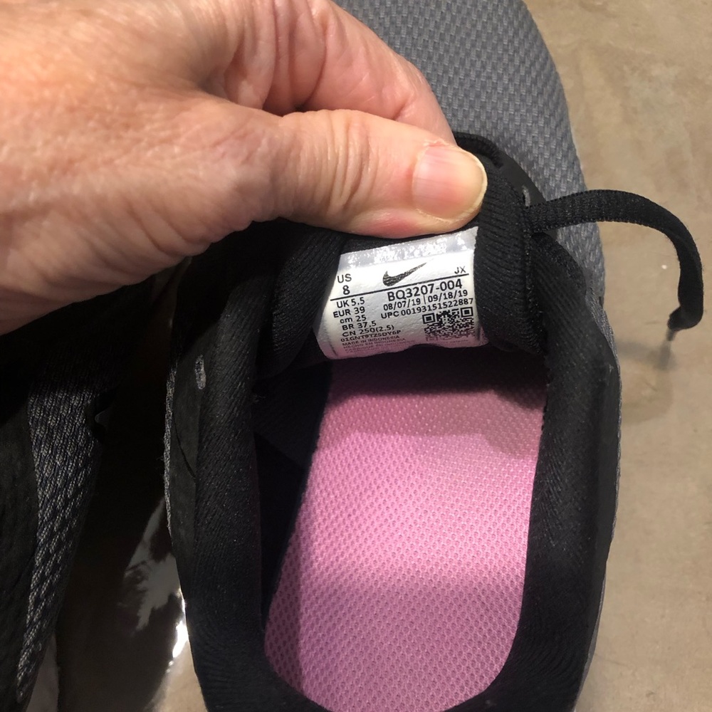 Nike 🥳HP🥳Revolution Grey & Black colored Sneakers, Size 8 - Picture 7 of 11